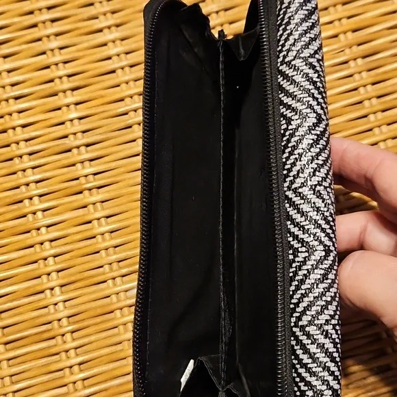 Black and White Herringbone Wallet - Picture 4 of 4